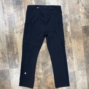 Beautiful WOMENS Lululemon black Capri leggings size 4!